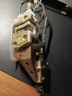 Zamek drzwi lewy przód Mazda 323F BA 1994-98 2 pin