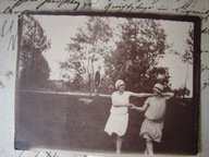 Praszka nr. 3 - stare zdjęcie z 1928 - dziewczyny w parku