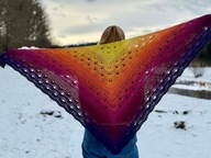 Ażurowa wielobarwna chusta wykonana na szydełku