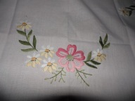 Śliczny obrus z haftem w kwiatuszki - 76 cm x 79 cm