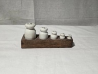 Stare odważniki porcelanowe z okresu Prl-u. Zestaw 1-20dkg w etui (3)