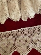 Długa szydełkowa serwetka w serduszka ok. 15x430cm