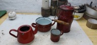 Zestaw naczyń okopowych czajnik kanka rondel kubek bordo emalia artdeco lot