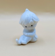 Biała porcelanowa skromna zamyślona dziewczyna 4cm