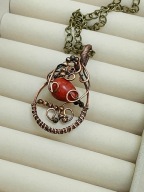 Miedziany artystyczny naszyjnik wire wrapping z koralem