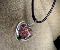 Naszyjnik z żywym kwiatem w żywicy – serce 15mm
