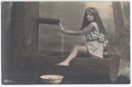 DZIEWCZYNKA MYJĄCA NOGI STUDNIA WODOZBIÓR DZIECKO PIĘKNE WŁOSY 1909