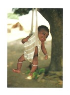 Pocztówka - Afrykańskie dziecko wiszące w nosidełku