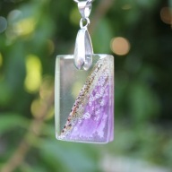 Zawieszka z żywicy i kwiatów naparstnicy purpurowej