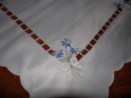 Obrus z haftem maszynowym - 82 cm x 85 cm