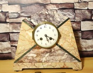 Stary francuski zegar kominkowy – marmur mozaikowy, mechanizm medalowy