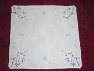 Biały ręcznie haftowany obrusik.