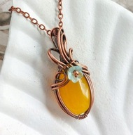 Mały wisiorek z żółtym kamieniem, biżuteria miedziana, prezent dla córki