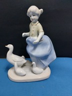 Stara porcelanowa Figurka Dziewczyna z gąskami