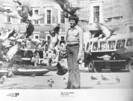 MAREK SIKORA duży fotos filmowy KONIEC WAKACJI reż.Jędryka autobus gołębie