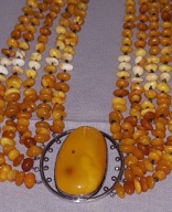 KOLIA MLECZNY BURSZTYN GDANSKI ZDOBIONY SREBREM