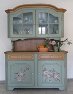 Kredens zmalowany w kolorze szałwii z piękną różą i ptaszkami