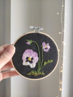 haft na ścianę gotowy - Fiołki bratki - oprawiony - 10, 5 cm