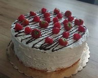 Tort śmietankowy z owocami.