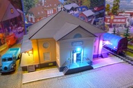 Magazyn Kolejowy z Rampą Oświetlony w H0