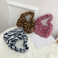 Torebka Pluszowa z Motywem Zwierzęcym – modna, miękka, niezwykle stylowa!