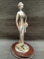 PIĘKNA FIGURKA KOBIETA Z PSEM