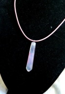 Blado różowy agat , prosty, minimalistyczny wisiorek na rzemyku