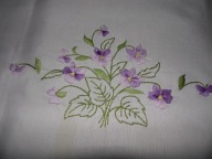 Śliczny obrus z haftem fiołki - 79 cm x 70 cm