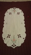 Śliczny bieżnik z delikatnym haftem- 105cm x 50cm