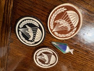 Odznaka emaliowana spadochronowa wczesna i 3 naszywki desant 6 D.P.D.