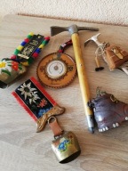 Pamiątki kolekcjonerski z Tyrolu dzwonki ozdobne , czekan,