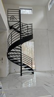 Schody kręcone na słupie- balustrady kute