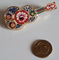Antyk*pozłacana broszka -mikromozaika - gitara, Używana