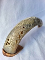 Rzeźbiony róg z Afryki