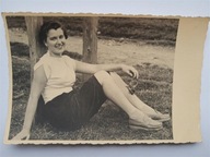 kobieta na trawie 50/60te (799a)