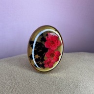 Regulowany pierścionek z żywicy czerwone czarne kwiaty w oczku rękodzieło