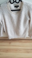 sweter kremowy pluszowy 38 z biżuterią