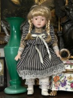 LALKA KOLEKCJONERSKA PORCELANOWA Z WARKOCZAMI AMELKA WYS 40CM