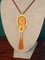 Piękny wisior sutasz