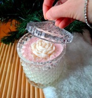 Świeczki na Dzień Mamy elegancka świeczka w szkle piwonia w szkle