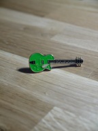 Przypinka emaliowana w kształcie kostki gitarowej