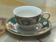 VERONI FILIZANKA Z PODSTAWKA WIEDEŃ SCENKA ZIELEŃ ZŁOTO