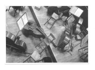 Pocztówka - Porzucone kontrabasy w orkiestrze ...