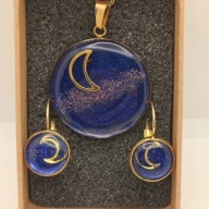 Złoty naszyjnik prawdziwymi kwiatami w żywicy ręcznie robiony dzień kobiet