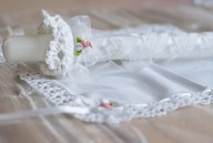 Świeca do chrztu lub komunii z białym bukiecikiem, dekorowana ręcznie