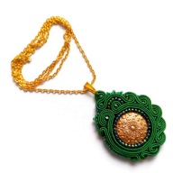 Zielony ze złotem wisior sutasz