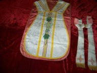 Haftowany ORNAT w typie rzymskim wraz ze stułą.