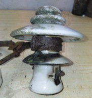 Izolator talerzyk porcelanowy wkrecany w drewno sygnowany disajn art dec