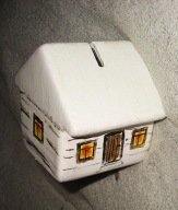 Biały domek skarbonka