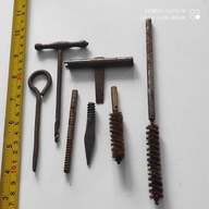 ZES DO CZYSZCZENIA BRONI KRÓTKIEJ PRZEDWOJENNEJ POSIADA ZNAKI NIE CZYTELNE